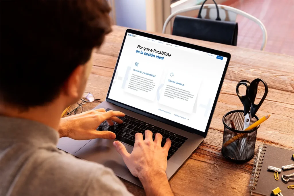 Usuario explorando la página de beneficios de e-PackSGA, mostrando un diseño limpio y enfocado en la experiencia del usuario.